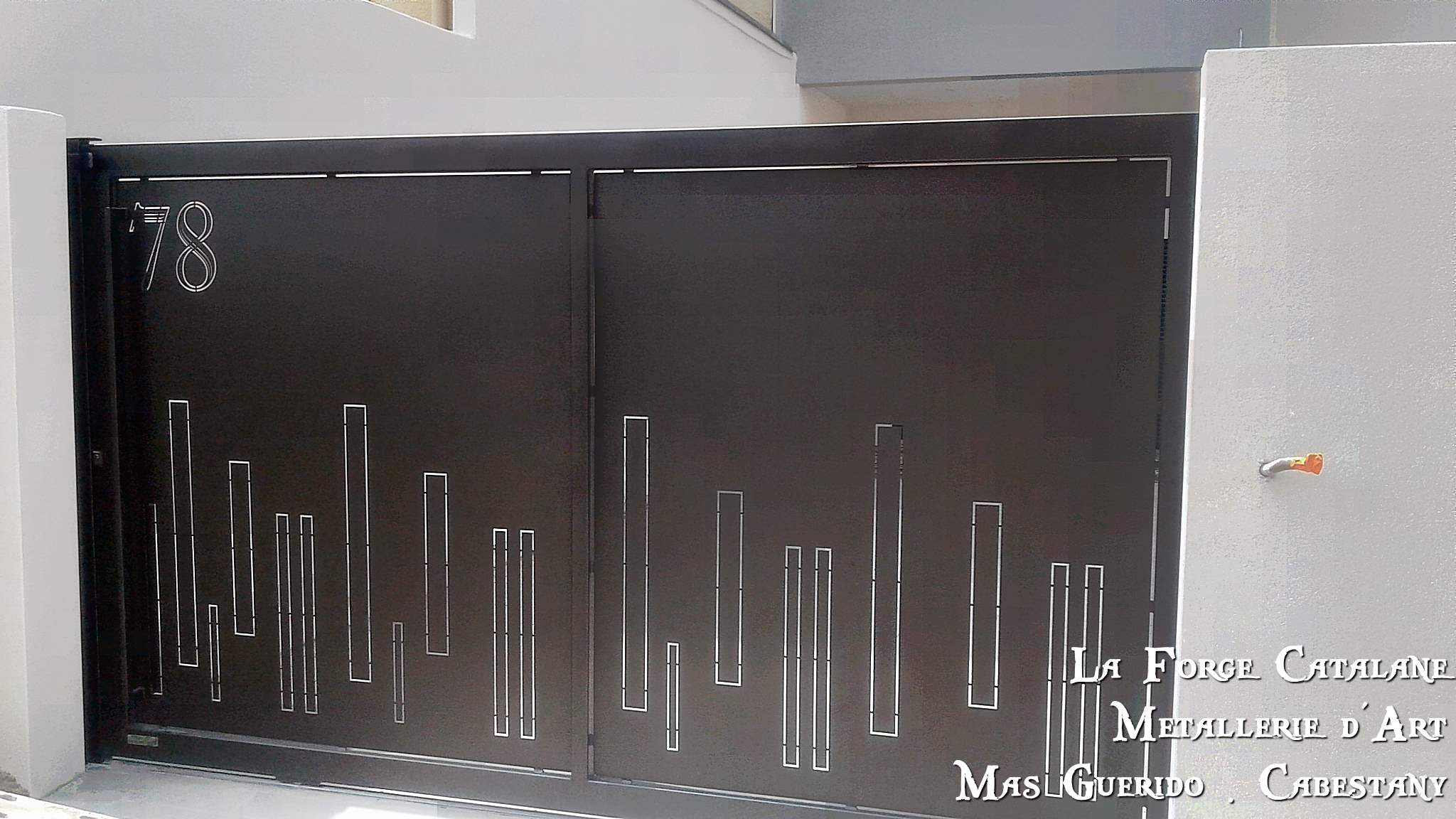 portail coulissant moderne decoupe laser thermolaque  La Forge Catalane Cabestany (2).jpg